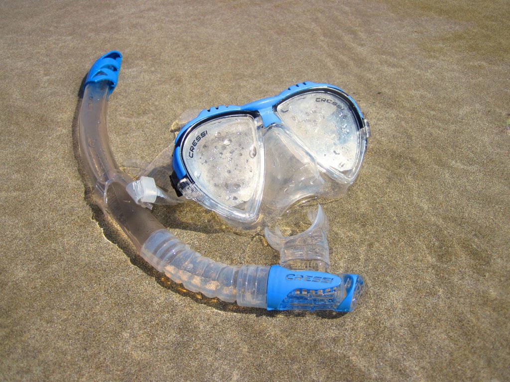 Freediving Ausrüstung Maske und Schnorchel in blau im Sand liegend