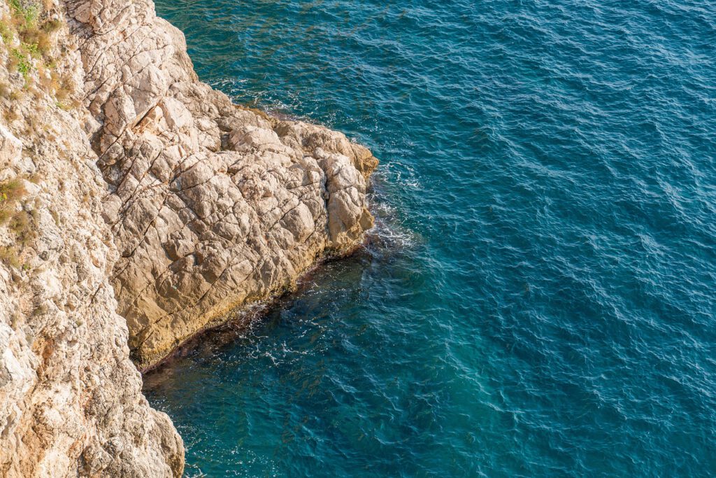 Steilküste Kroatiens als Freediving Reiseziel in Afrika