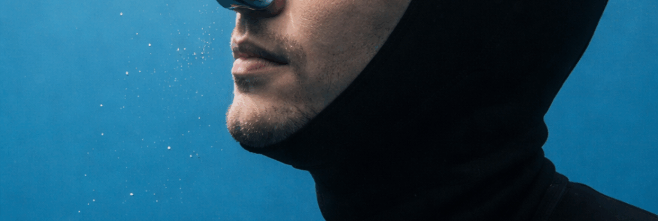 Apnoetaucher trägt Nasenclip beim Freediving, schützt Nase vor Wasser und erleichtert Druckausgleich