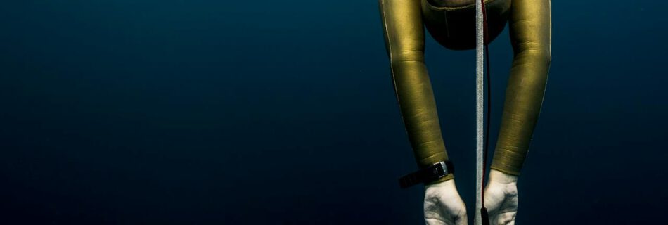 Freediver trägt Fluid Goggles beim Freediving, Wassergefüllt für gute Sicht