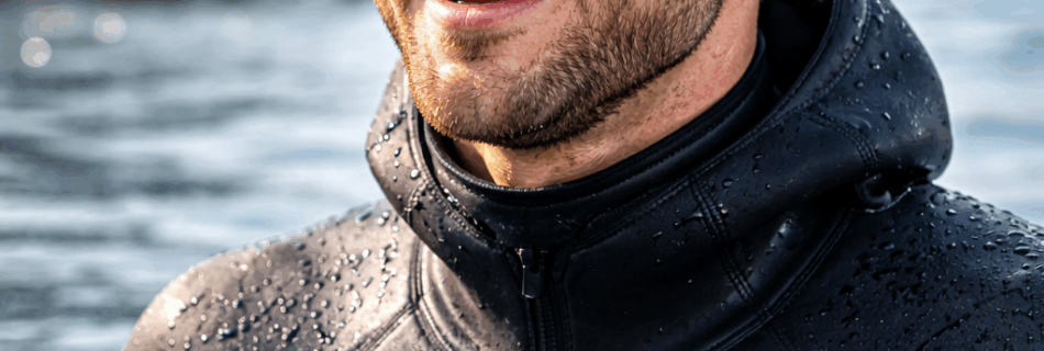 Apnoetaucher mit Stirnband schützt Ohren und erleichtert Druckausgleich, um Druckausgleich-Probleme beim Apnoetauchen zu vermeiden.