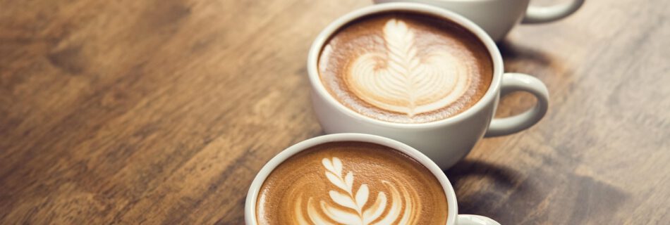 Kaffee vor dem Freediving – Drei Tassen Cappuccino auf einem Tisch als Beispiel für Koffein vor dem Tauchgang