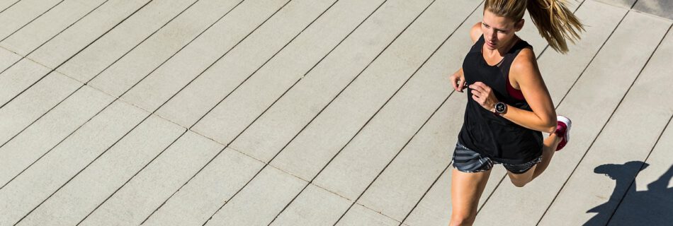 Laufen für Freediving – Frau beim Lauftraining zur Verbesserung der Ausdauer und Atemkontrolle für Freediving